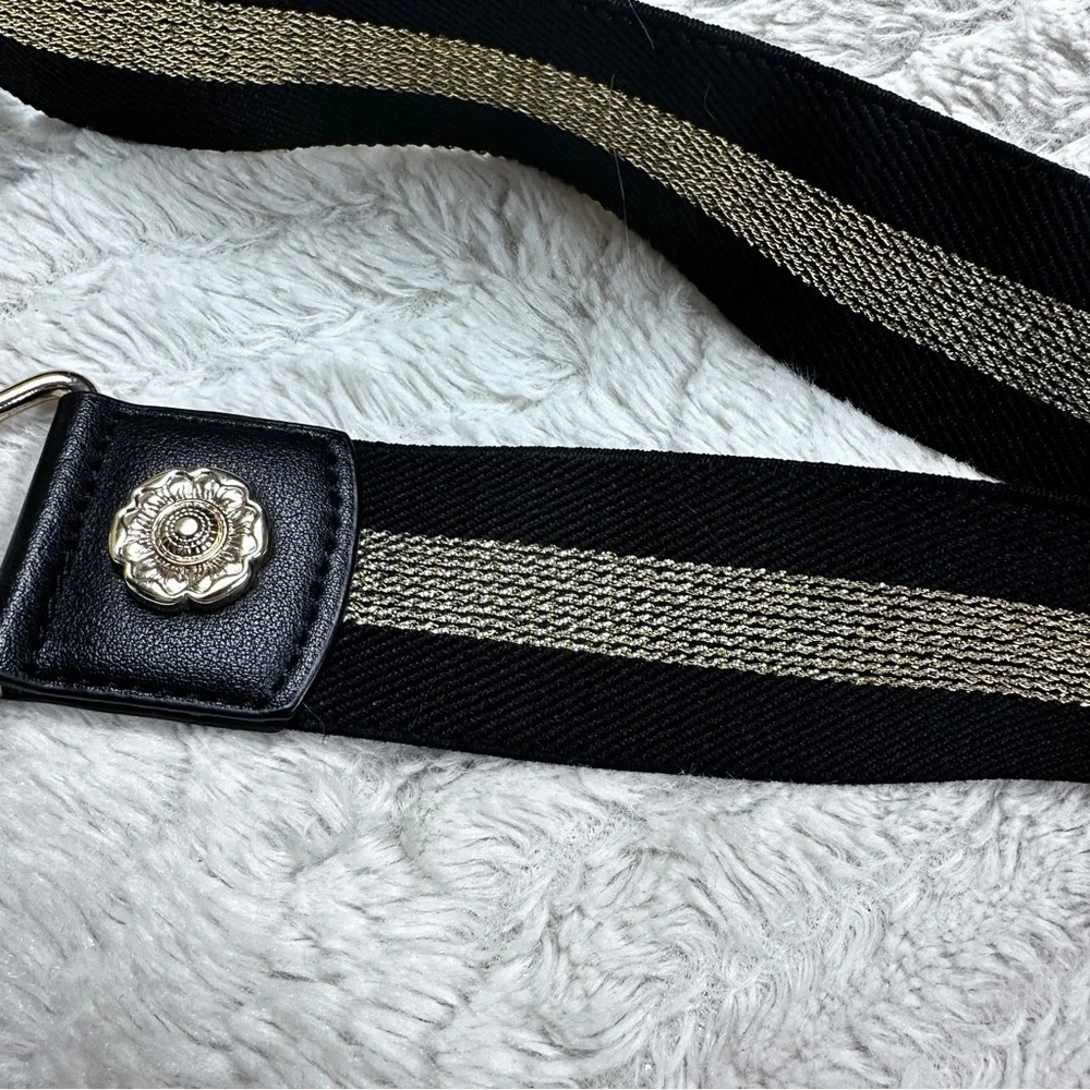Fashionable Black with Metallic Gold Stripe  Stretchy Elastic Belt, LIKE NEW!